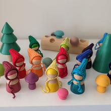 Load image into Gallery viewer, Knitted hats for peg dolls